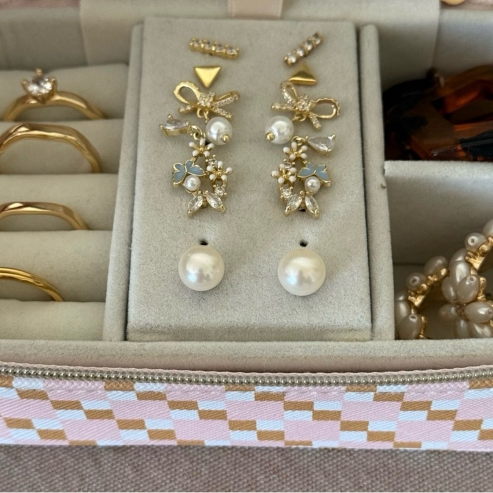 Elegant Gold and Pearl Women's Earrings